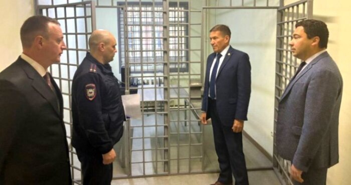 Члены общественной палаты России с интересом рассматривают решётки в ИВС / Фото: пресс-служба УМВД России по Чукотскому автономному округу
