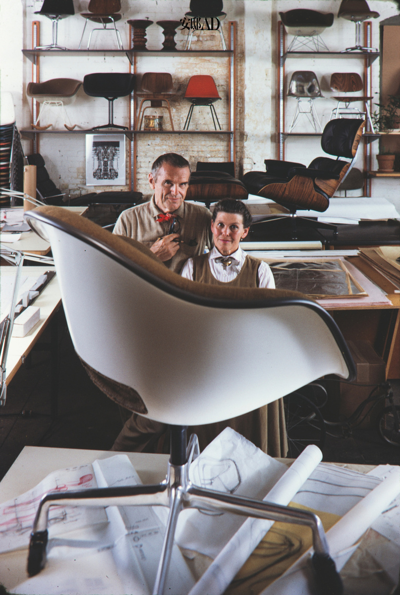 Чарльз Имс (1907-1978) и Рэй Имс (1912-1988) были одними из самых влиятельных партнеров по дизайну в 20 веке в Соединенных Штатах. С концепцией “дизайн для жизни” они возглавили инновации в дизайне современной мебели.Они продолжают исследовать новые материалы и технологии для улучшения качества жизни потребителей за счет массового промышленного производства.На снимке изображен портрет, сделанный ими вдвоем в офисе Eames в Калифорнии в 1974 году.