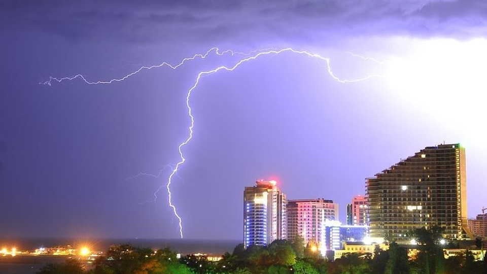 Сила тока в 375 тысяч ампер: Сочи содрогнулся от удара рекордной молнии