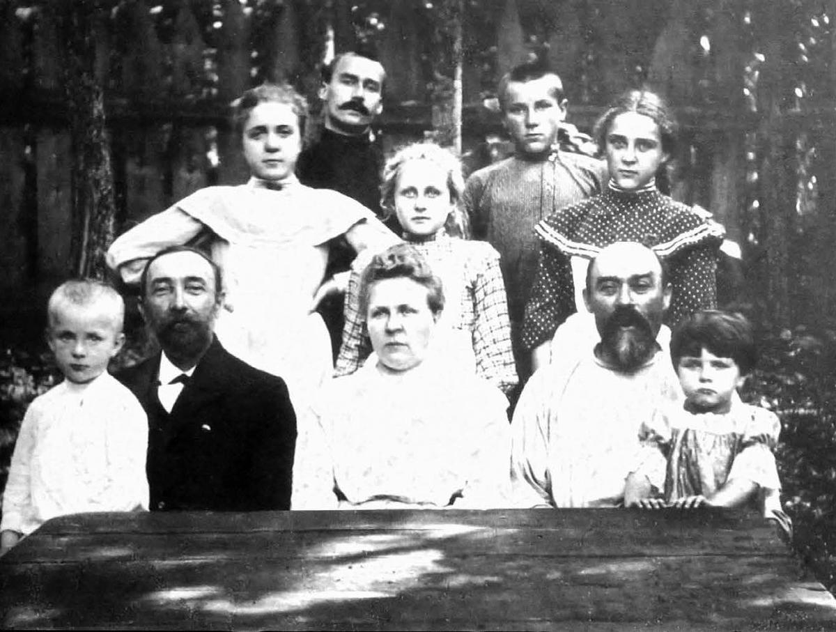 Справа налево (сидят): отец с Лелей, мать, брат отца с Колей; (стоят) Надя, Варя, Вера; в верхнем ряду стоят Михаил и его друг Борис Богданов. Источник: https://m-bulgakov.ru