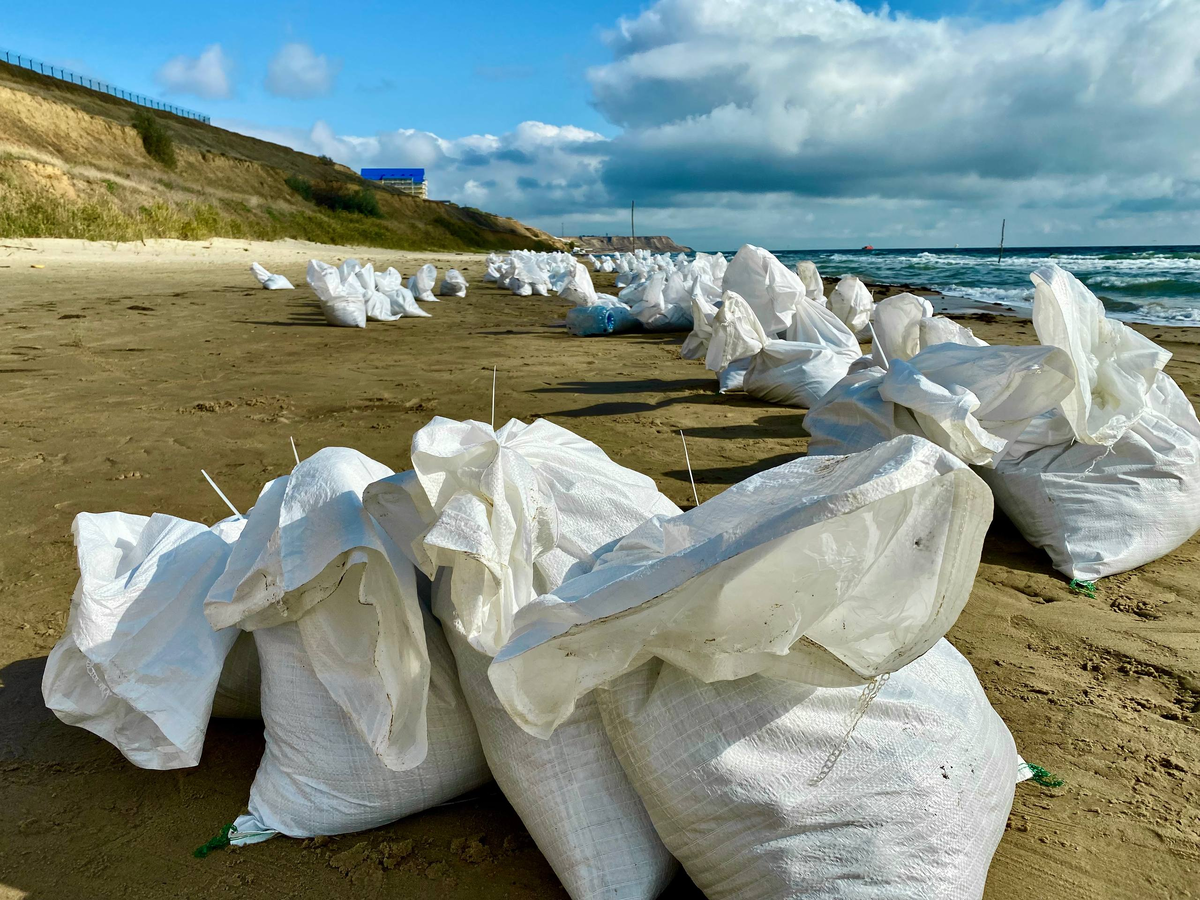9 октября, поселок Волна. Новые выбросы, новые мешки с мазутом. Фото: Телеграм-канал волонтеров "Дельфины"