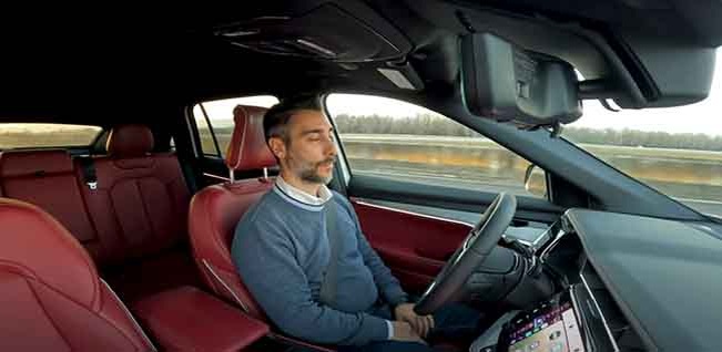 Кадр из рекламного видео AutoDrive: водители верят обещаниям автоконцерна stellantis.com