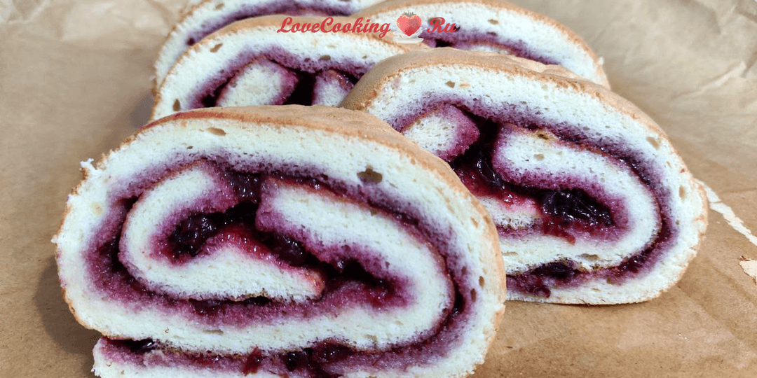 Бисквитный рулет с вареньем