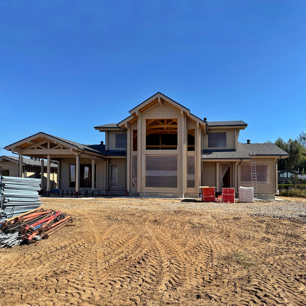 Вид на главный фасад дома, с балкона второго этажа открываеся вид на все гольф поле