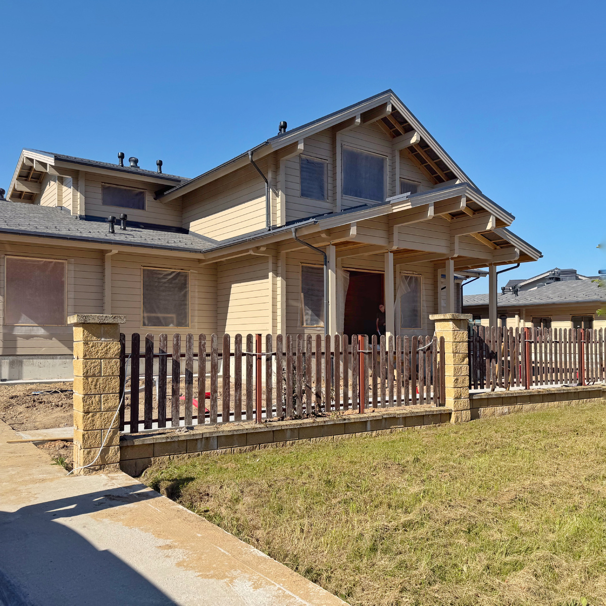 Справа и слева от дома устроены площадки для парковки