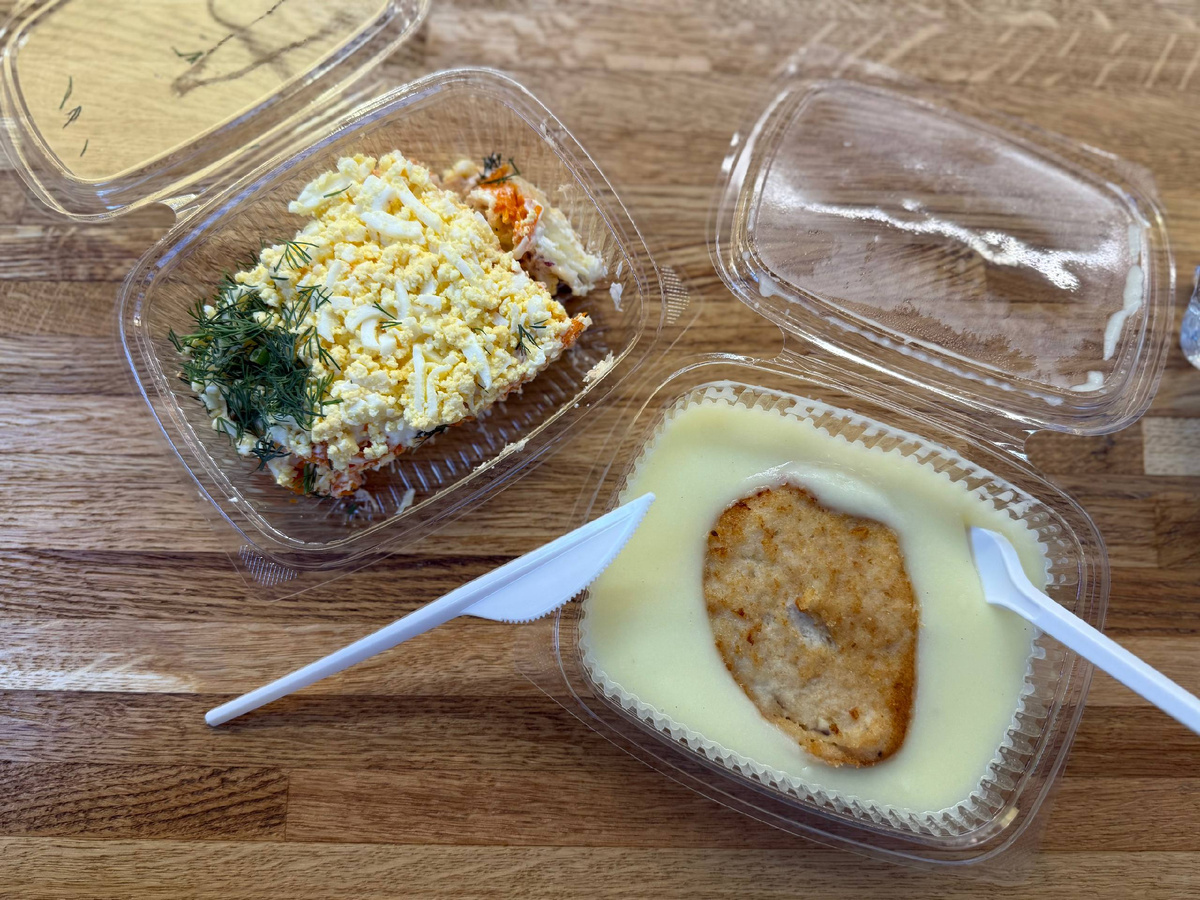 Мой обед: котлета с пюре и салат «Мимоза»