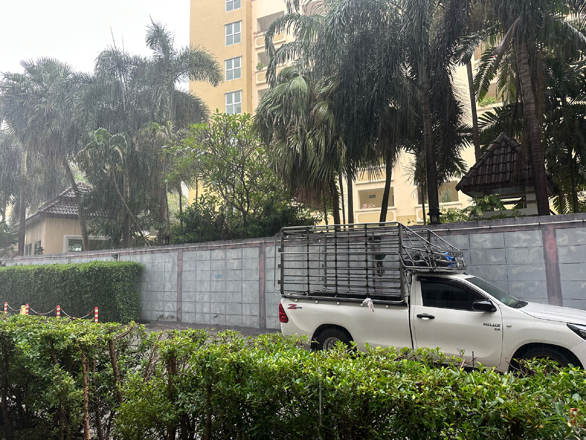 Тропический ливень днём в октябре в Паттайе.