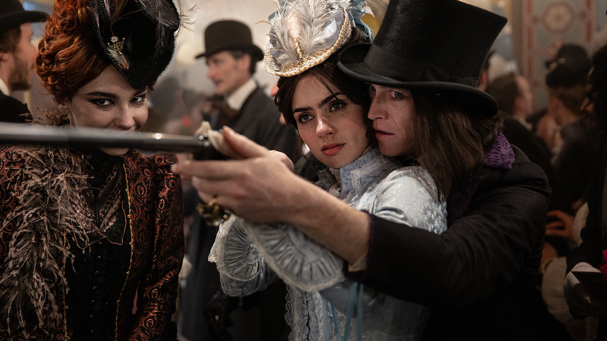 Фото: предоставлены пресс-службой компании «Атмосфера кино»/Вампирша Мария (Матильда де Анджелис), Мина (Зои Блю Сайдел) и граф Дракула (Калеб Лэндри Джонс).