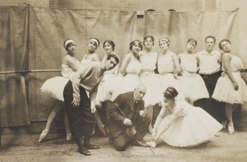 Энрико Чекетти в центре, с артистами балета