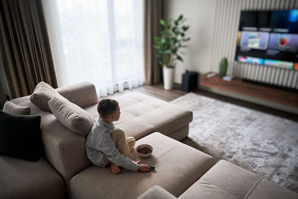    С какого возраста можно смотреть мультики малышам? С трех лет и старше. Главное — соблюдать баланс между экраном и играми. Источник: anatoliy_gleb / Shutterstock / FOTODOM