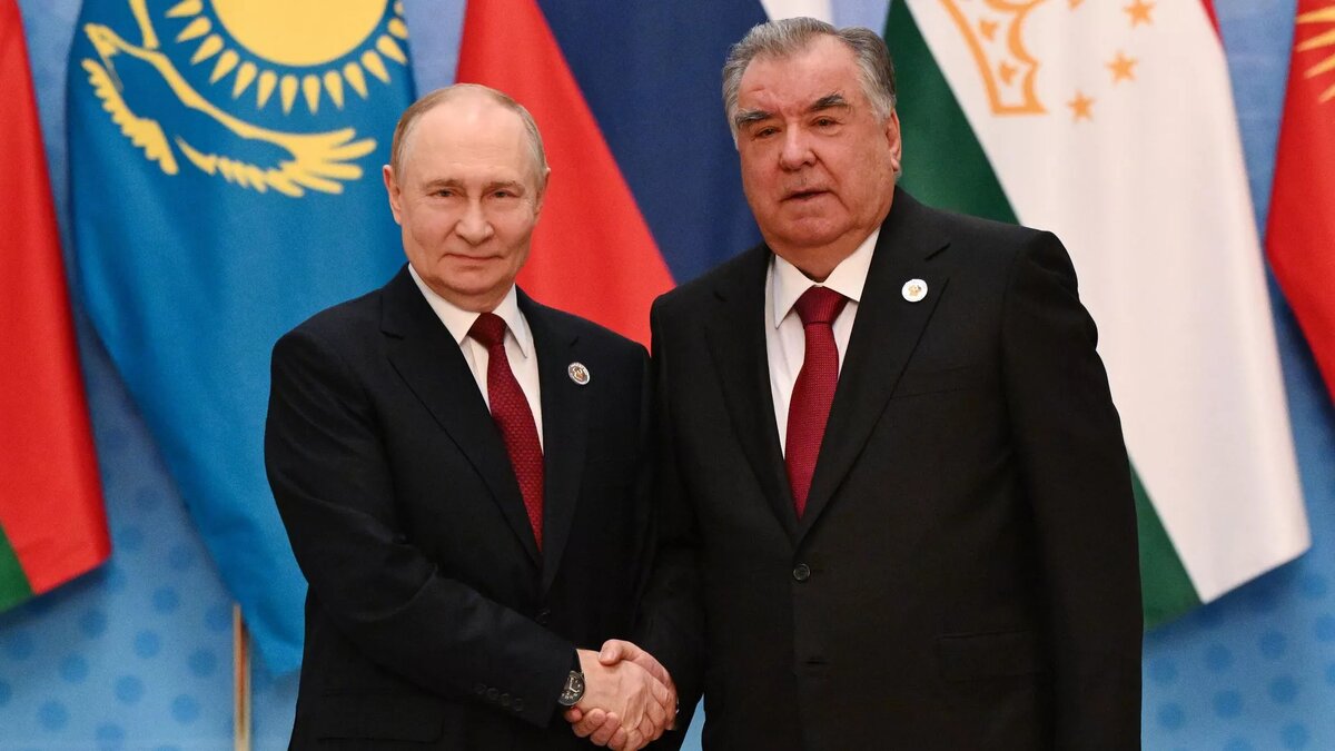 Владимир Путин и Эмомали Рахмон на церемонии приветствия перед началом заседания Совета глав государств СНГ в Душанбе © Sputnik / Кристина Кормилицына