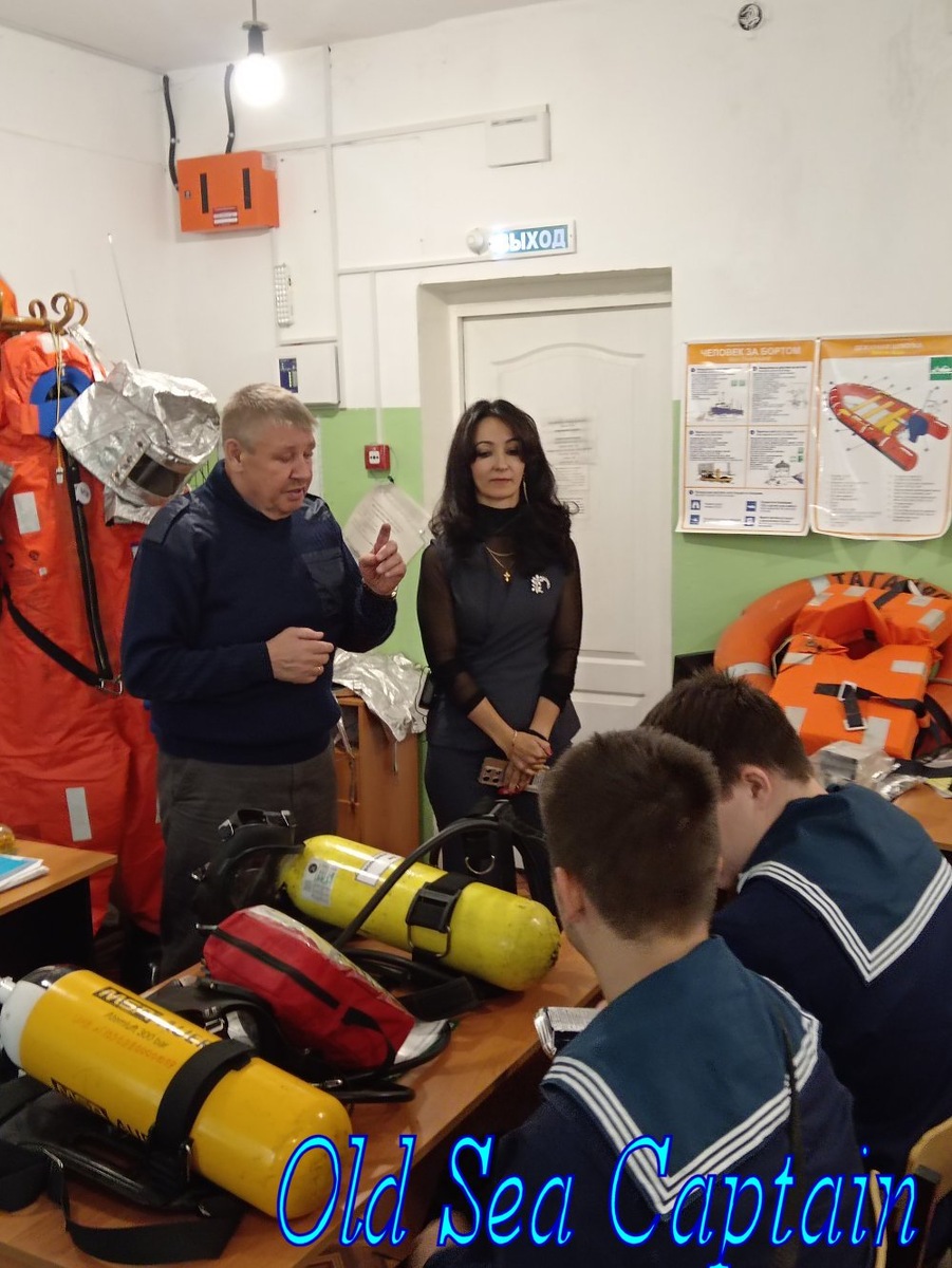 Старший инструктор Яндулов Анатолий Аркадьевич рассказывает об использовании дыхательных аппаратов.