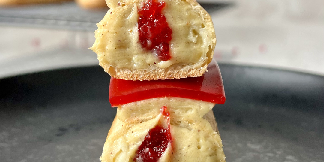 Нежные фисташковые эклеры с малиной и мятой | Пошаговый рецепт с декором