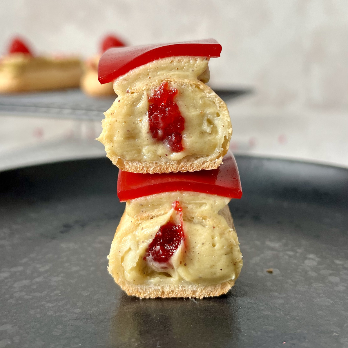 Фисташковые эклеры с малиной и мятой