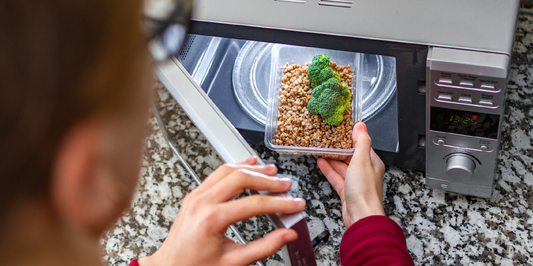 Греть еду в микроволновке вредно? Разбираем 4 главных мифа о самом популярном кухонном устройстве 🔥