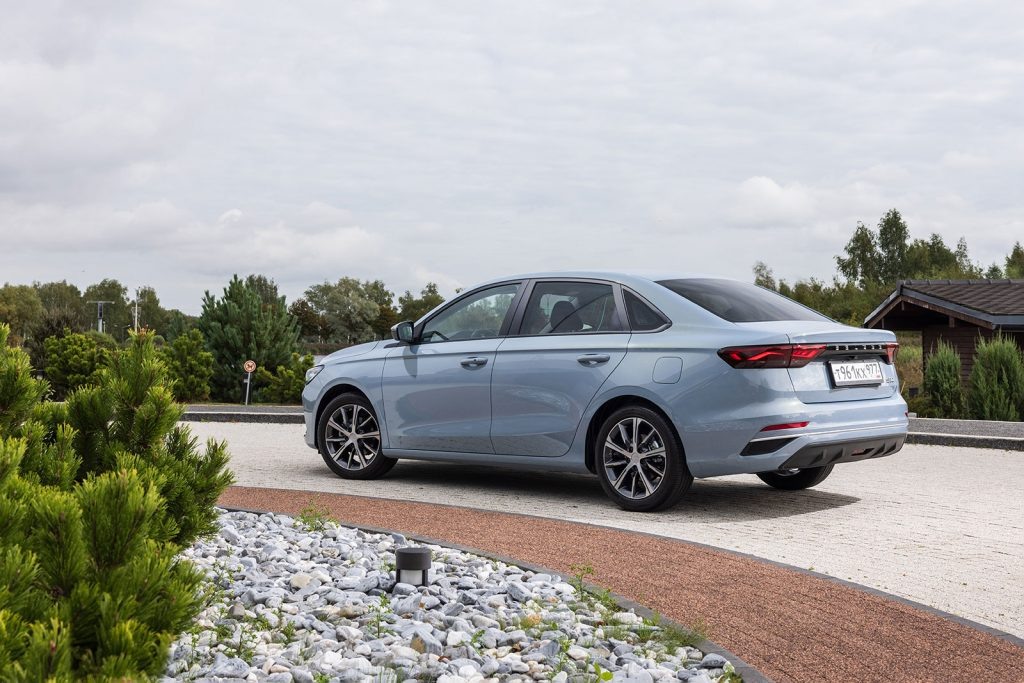 Лобовые стекла, колеса, аккумуляторы и бамперы входят в число локализованных деталей. Все остальное везут в Белоруссию из Китая.