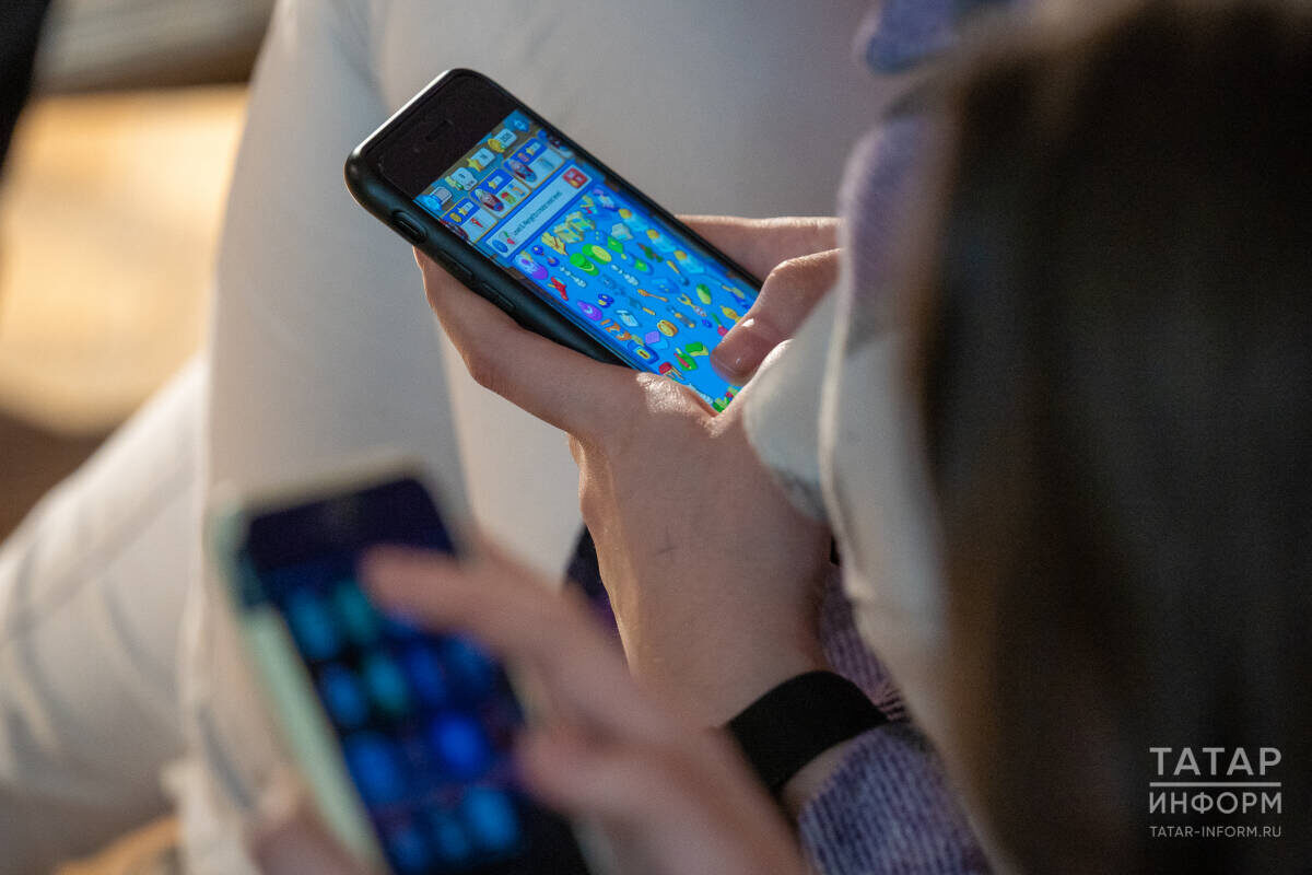 Все мы сегодня зависимы от гаджетов. При должном желании и силе воли эту зависимость можно контролироватьФото: © Владимир Васильев / «Татар-информ»