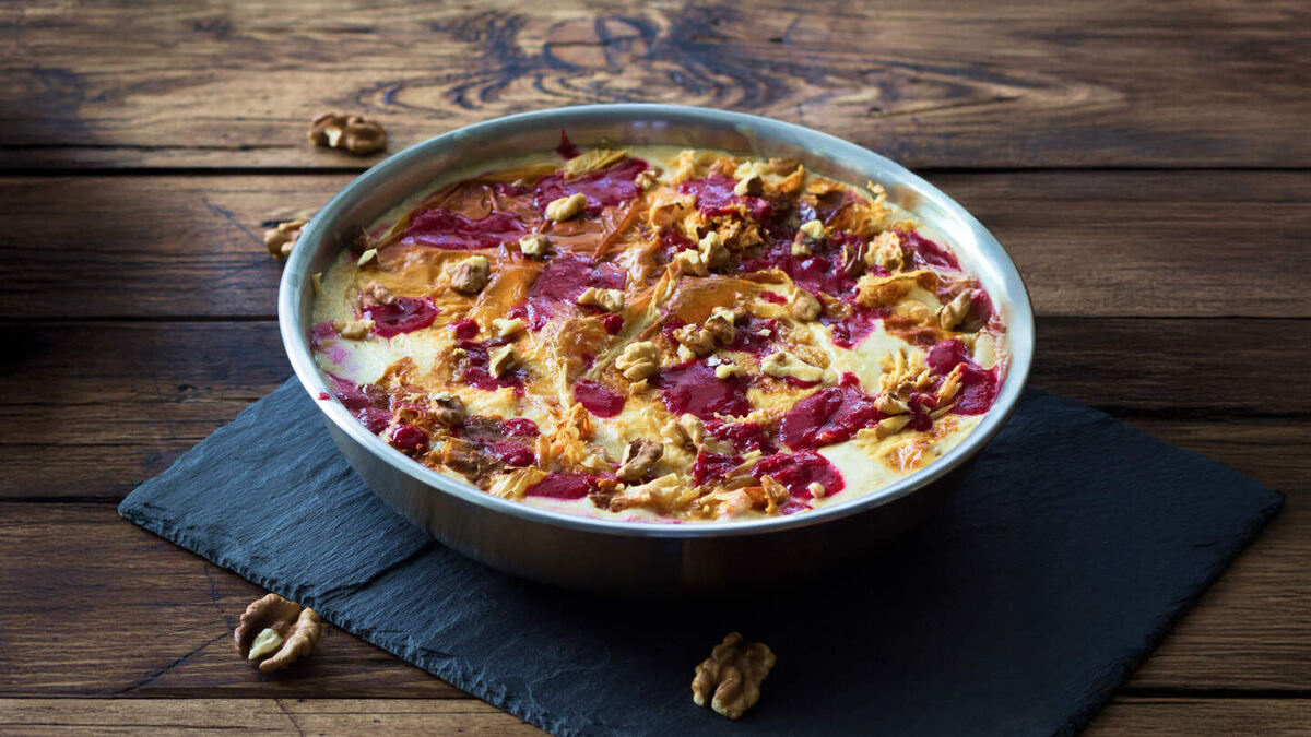     Фото: Volgastudio/Shutterstock/FOTODOM Гурьевская каша — популярное блюдо из манной крупы со сливочным кремом, орехами и цукатами