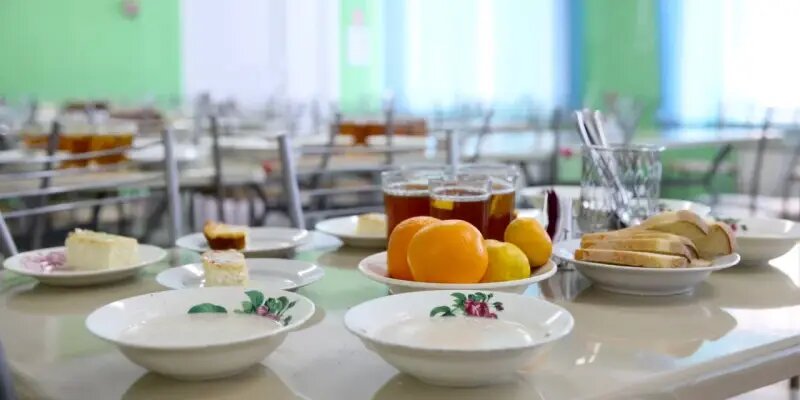 В школе Сургута детей накормили кожей с жиром вместо индейки