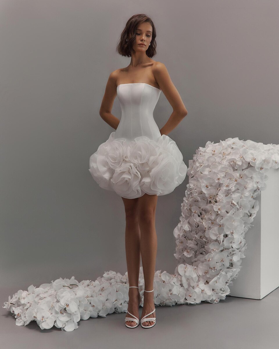 Короткое свадебное платье с объёмными нежными розами превращает Гаминов в фарфоровую статуэтку. Коллекция MIRONO'VA ORCHID
