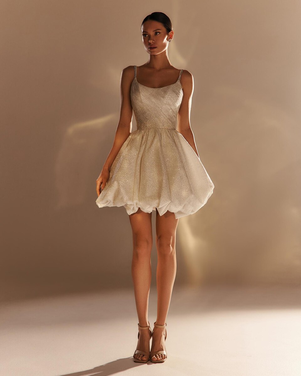 Платье с юбкой-баллоном, выполненное из мягкой глиттерной ткани поможет Гамину чувствовать себя Королевой на свадьбе, при этом сохраняя юность и дерзость молодой Принцессы. Коллекция MIRONO'VA PREMIUM