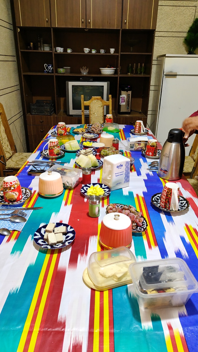 Вот это стояло на столе. Потом принесли кашу ( правда не мою - манную😃), яичницу, сосиски, блины чем то фаршированные (тоже не мои😄) и вкуснейшее варенье из черешни с айвой. И конечно корзинку с лепёшкой нарезанной. Все же пока на данный момент считаю для себя вкуснейшей тонкую сухую лепёшку в Хиве. Сорта очень разные перепробовала уже