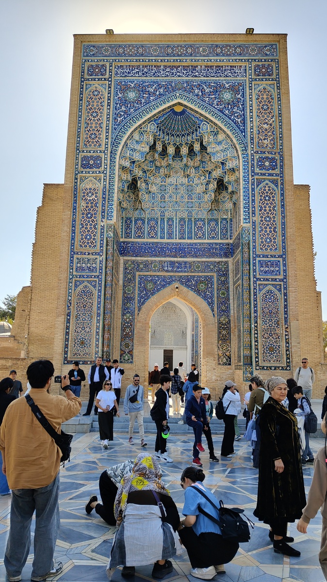 У входа в Мавзолей было очень шумно. Много туристических групп. Особенно весело вели себя китайцы. Они группами фотографировались, а потом по одному - и в разных ракурсах. Особенно им нравится ставить  телефоны на плитку , подпирая чем либо и потом делать снимки. 