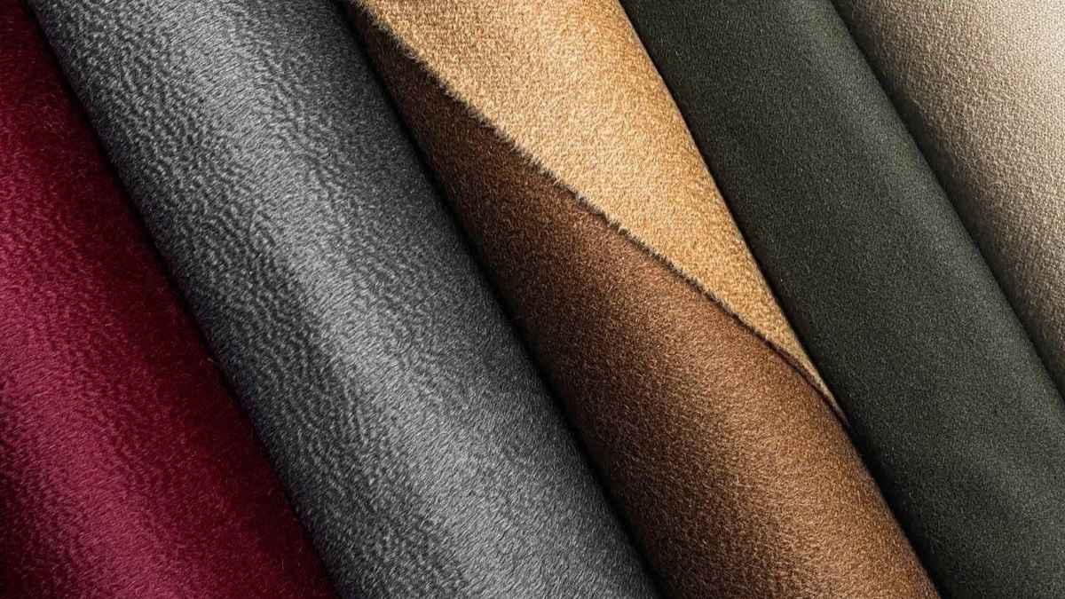 На фото: кашемир, представленный в салонах ТИССУРА