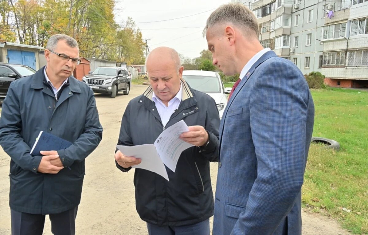    В Хабаровске жители Берёзовки пожаловались мэру Кравчуку на разбитые дороги