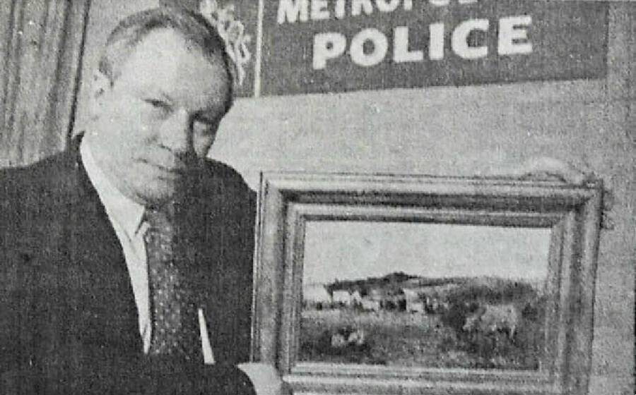 На снимке начальник департамента по сохранению культурных ценностей Минкультуры России А. Волков с полученной в Лондоне картиной из сочинского музея