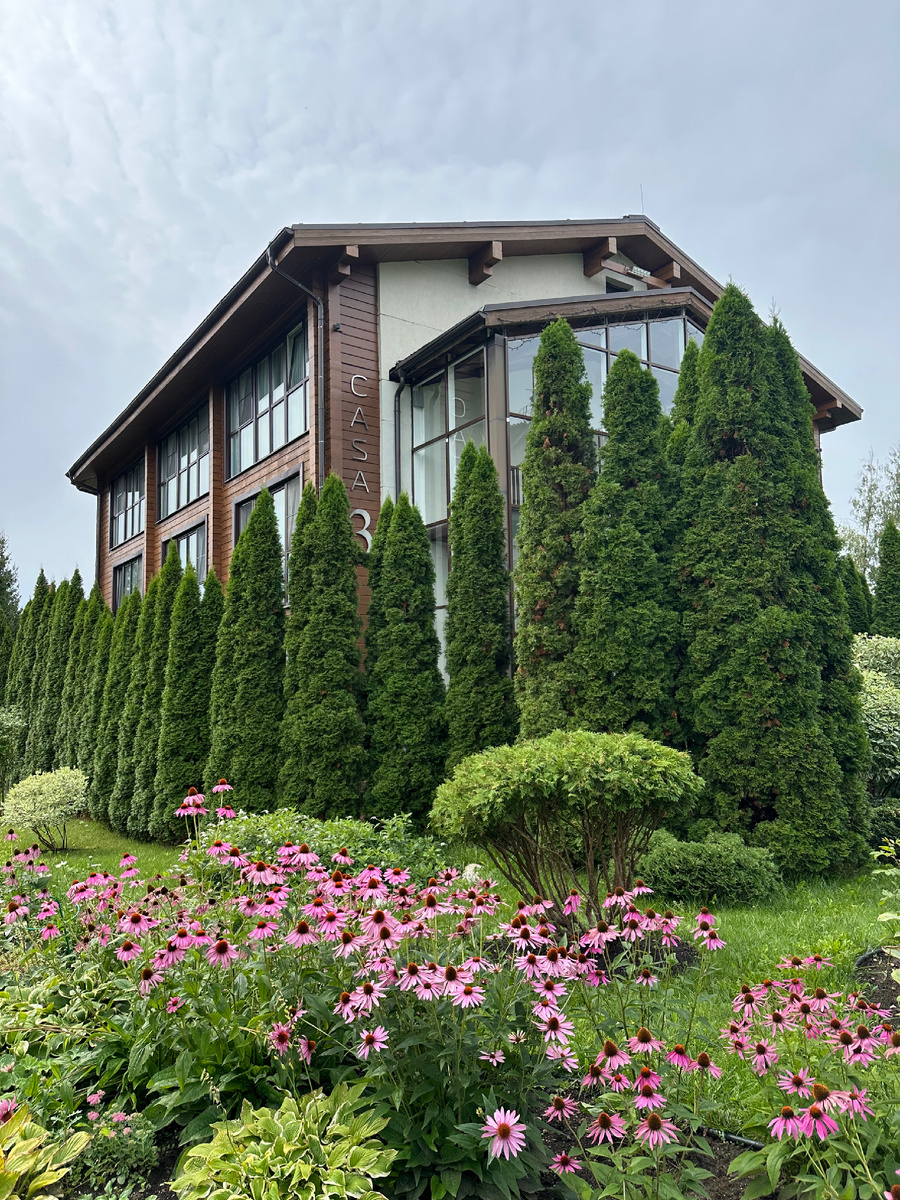 Один из жилых корпусов отеля Лес-арт