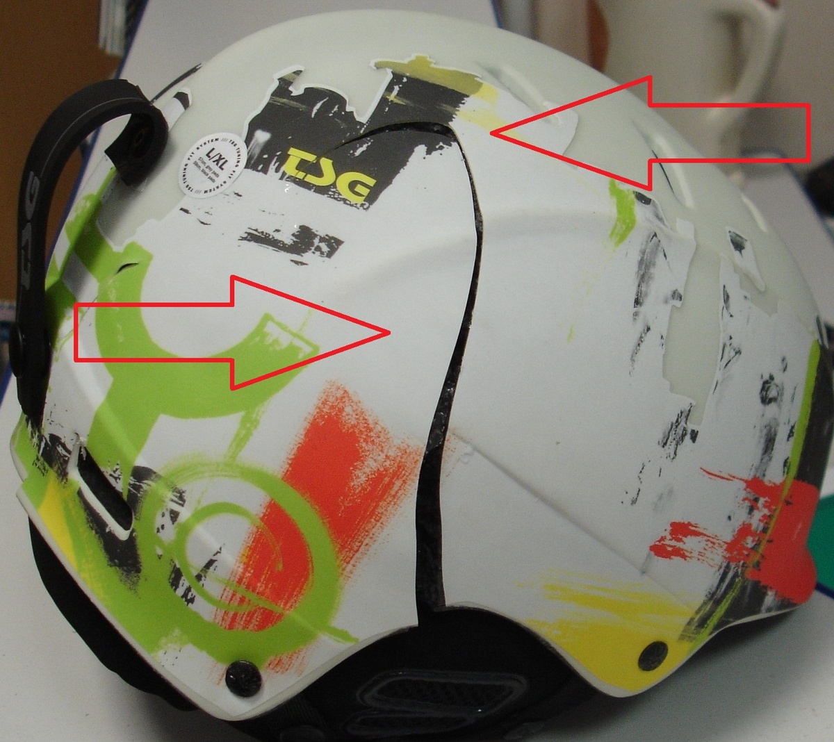 Производители рекомендуют менять шлем как после сильных ударов, так и время от времени, так как материалы шлема  постепенно  утрачивают свои поглащающие  свойства. 