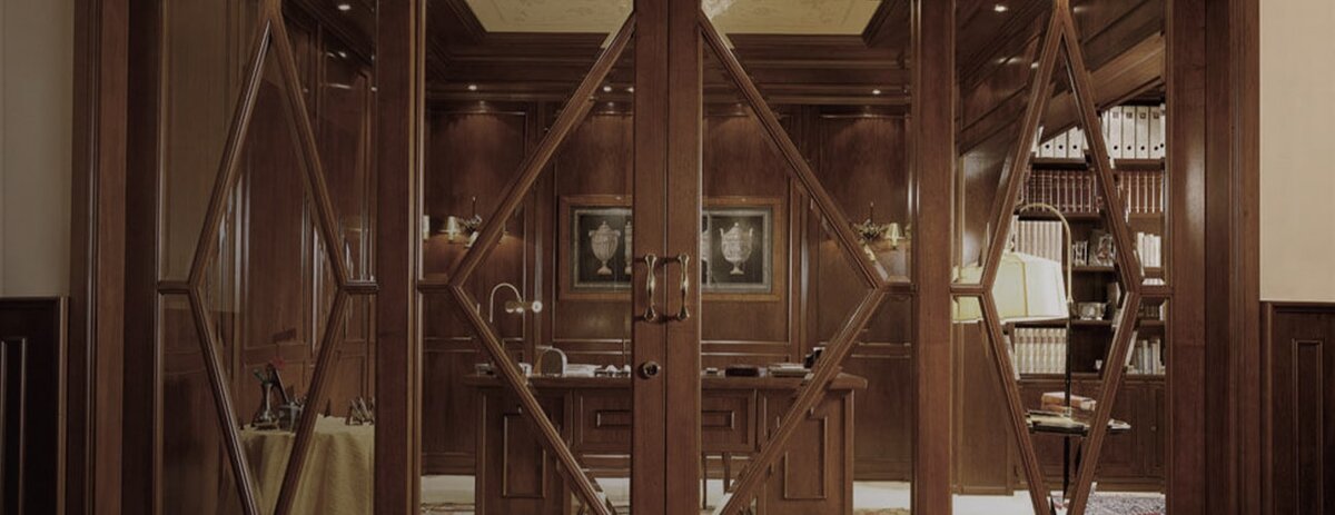 Элегантные межкомнатные двери из массива дерева с декоративным остеклением. Такие двери отличаются прочностью, долговечностью и благородным внешним видом, создавая атмосферу респектабельности и уюта.