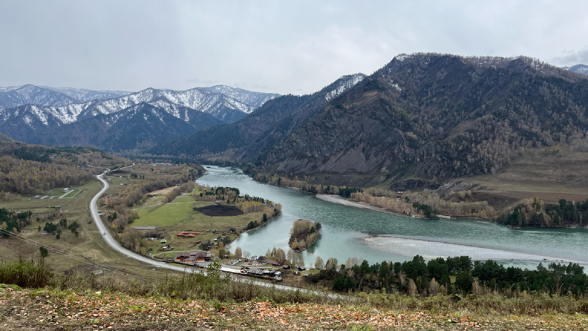 Вид в пасмурную погоду. С солнышком, картина выглядит ярче.