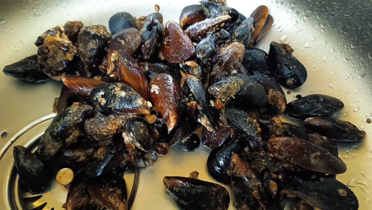 Черноморские мидии, собственноручно собранные, тоже очень вкусны, но сырые - сильно на любителя. 