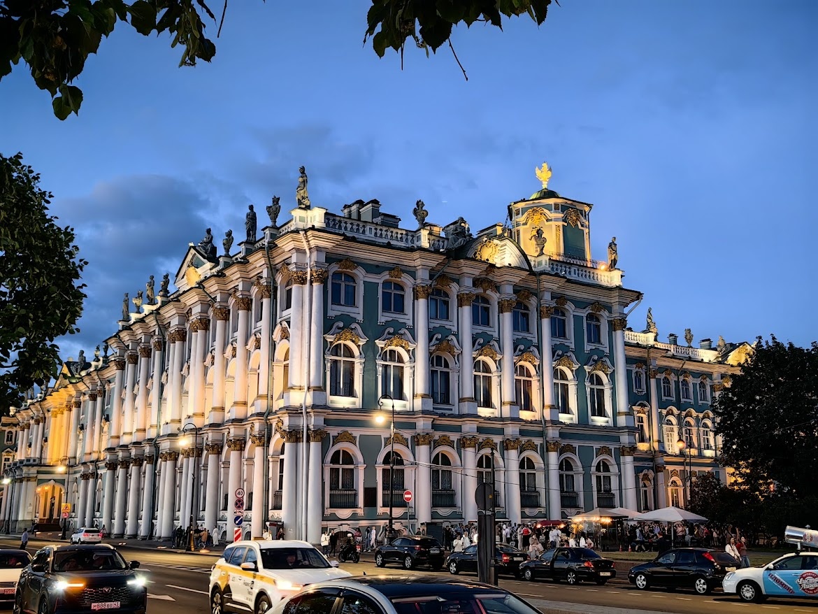 Да, где-то во потаенных дворцовых лабиринтах живут и работают хвостатые и усатые.