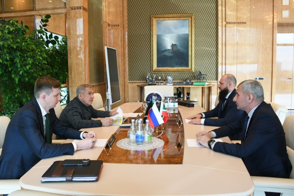    Рустам Минниханов встретился с руководителем представительства главы Чечни