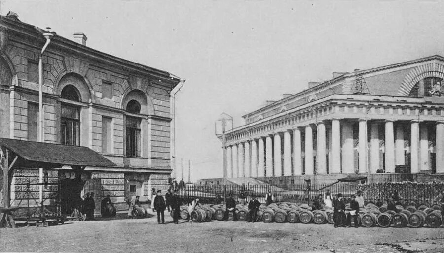 Слева можно увидеть, как бочки с вином выкатывают из здания таможни. Затем их переносили в подвалы под Фондовой биржей./Из коллекции РНБ. РЕПРОДУКЦИЯ АВТОРА