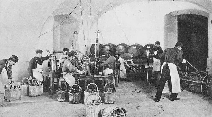 Розлив вина из бочки — процесс непростой, требующий правильной подготовки. Для этого лучше всего подходит сухой погреб. Подвалы под биржей как раз и отвечали этому условию./Из коллекции РНБ. РЕПРОДУКЦИЯ АВТОРА