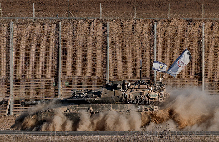     REUTERS/Amir Cohen