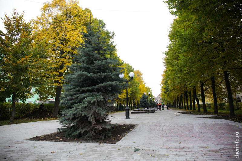    Сквер готов на 90%: здесь новая плитка, отремонтированы клумбы, лавочки и урны, восстановлено освещение.