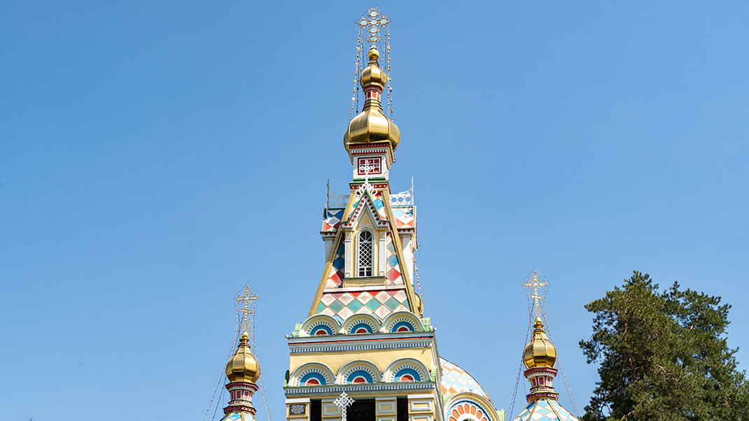 Здание выглядит очень ярко