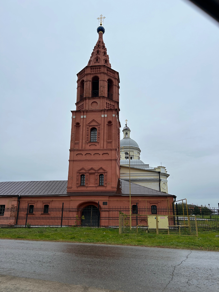 Вид сбоку из машины