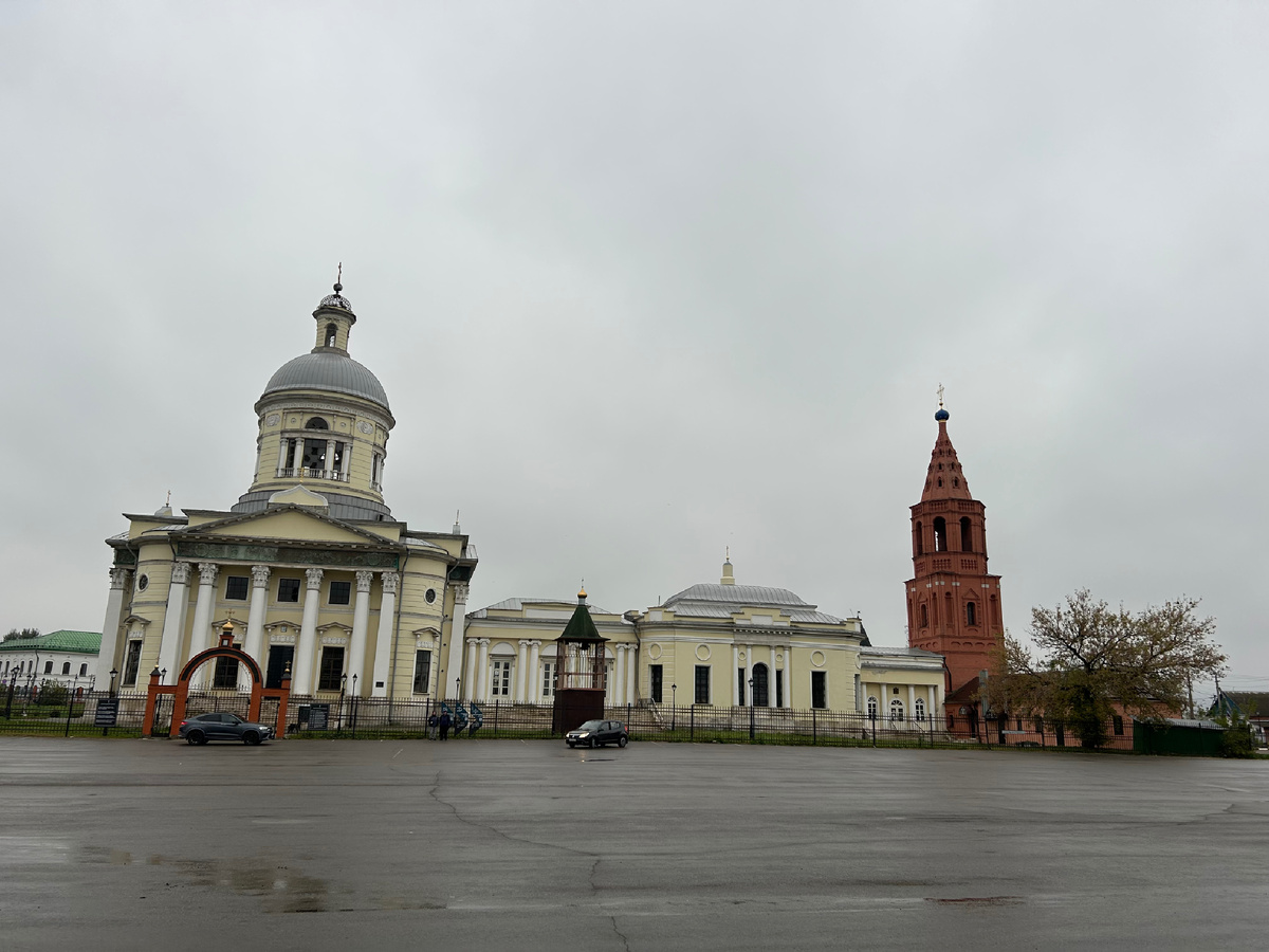 Никольский храм и Красная площадь. Мрачноватое фото, но так встретила нас Епифань. 