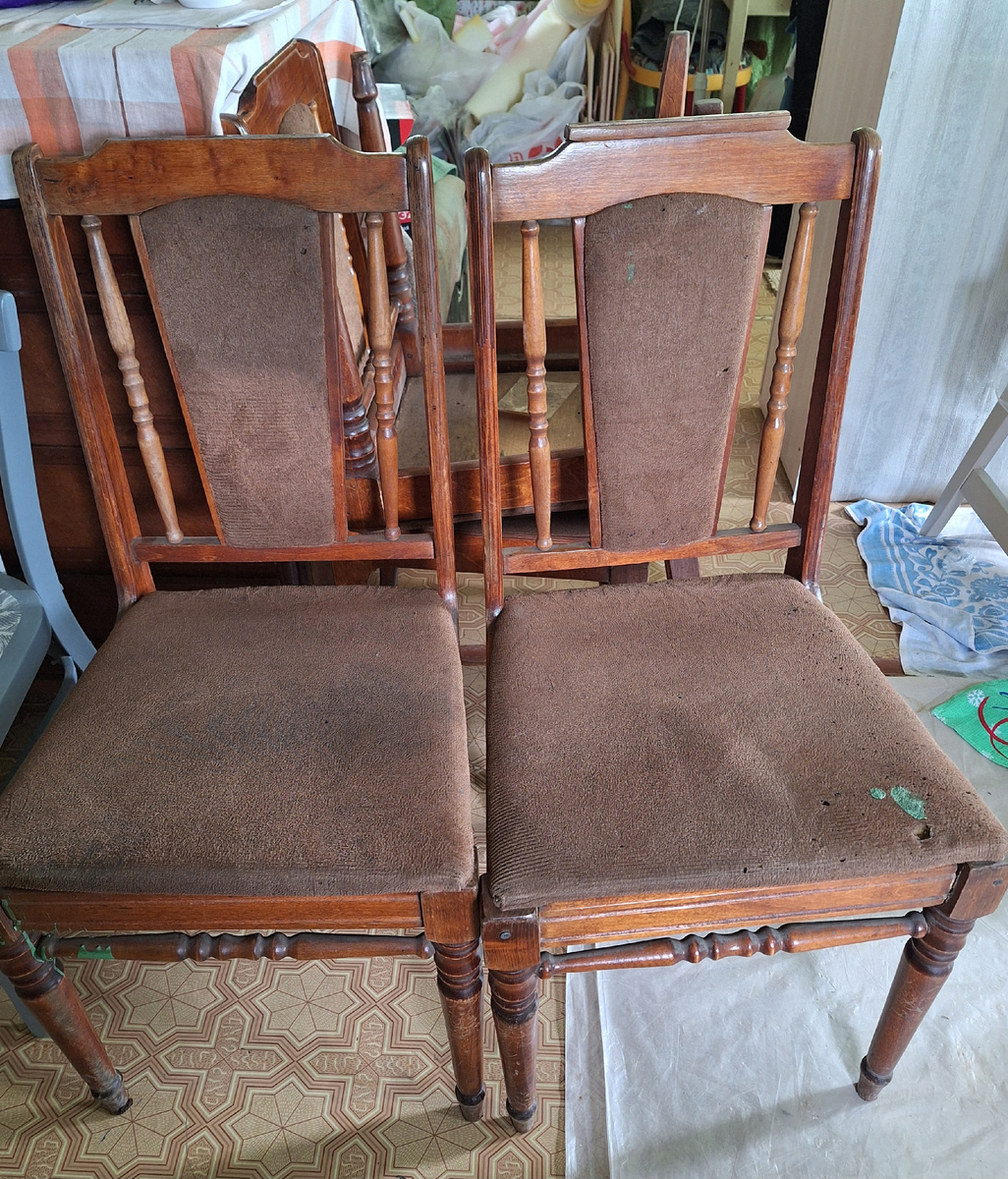 Таких 4 стула. У одного, который слева на фото, ещё не хватает "короны" сверху. Надо подумать, как её выпилить или вырезать 