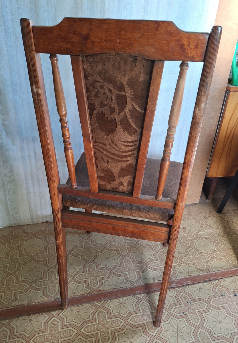 Сзади стул до ремонта 