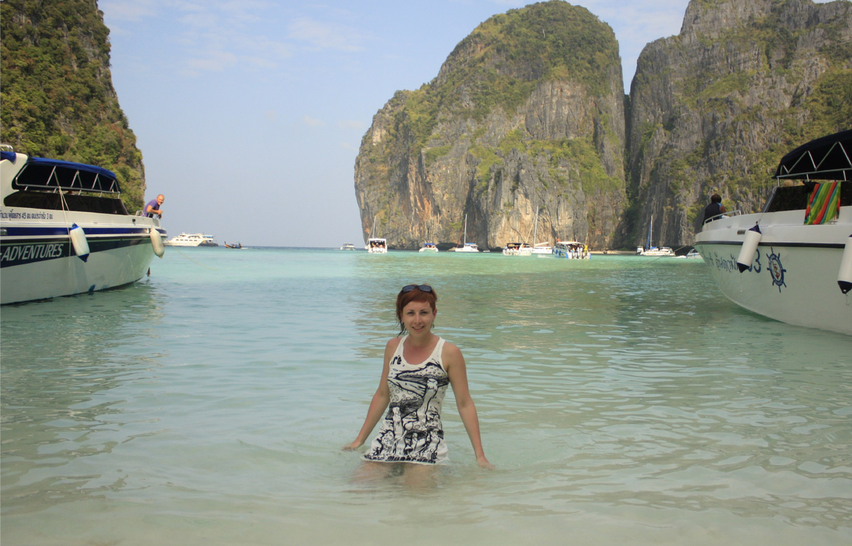 Бухта и пляж Майя Бей, о. Пхи-Пхи, Тайланд, 2014. Там снимали фильм "Пляж" с Ди Каприо. Рекомендую к просмотру. Именно этот фильм смотивировал нас в следующий раз самостоятельно повторить путь главного героя из центра столицы Тайланда -  Бангкока (район Коасан Роуд) на остров тусовок и свободы Ко Панган.