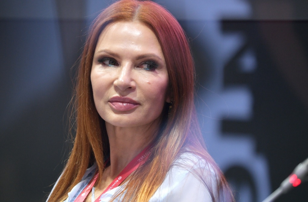 Актриса Эвелина Бледанс