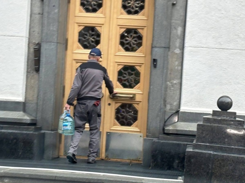    В Кабмин Украины завезли биотуалеты