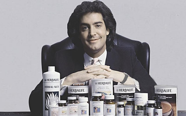 Секта успеха: как «Гербалайф» захватил Россию в 90-е и заставил людей верить в зелёный порошок